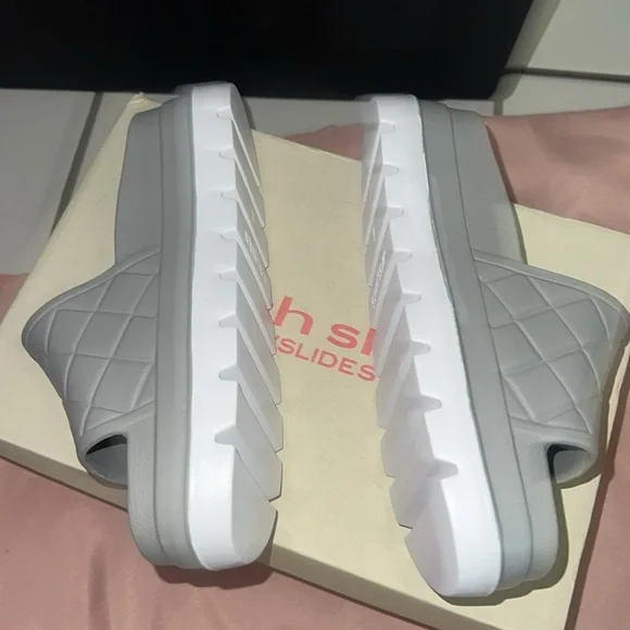 J/Slides Grey EVA Stud Beach Slides with Diamond Quilted Pattern Size 6 - Picture 3 of 6